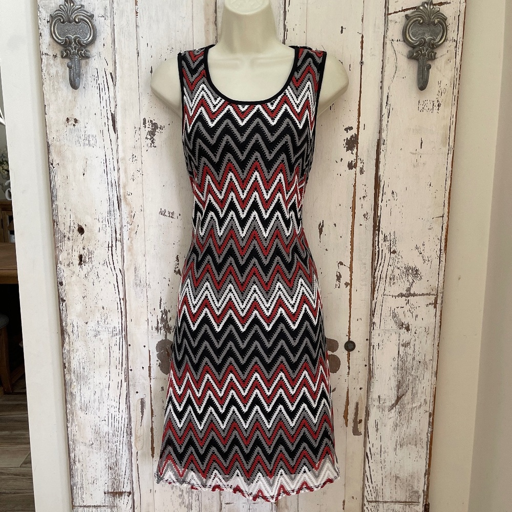 Robert Louis Sz Small Woman's Black Maroon Gray White Chevron Crochet Lace Dress